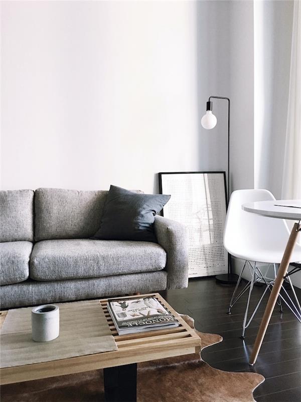 basit siyah teçhizat zemin lambası ve ampul minimalist atmosfer İskandinav oturma odası