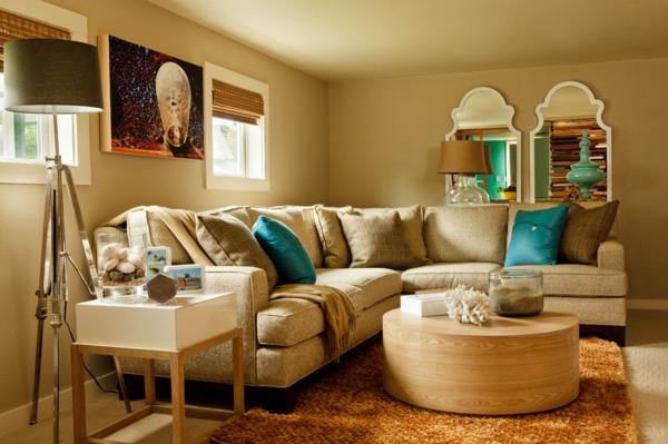 grindų trikojis-du baroko veidrodžiai-medinis kavos staliukas ir smėlio spalvos sofa