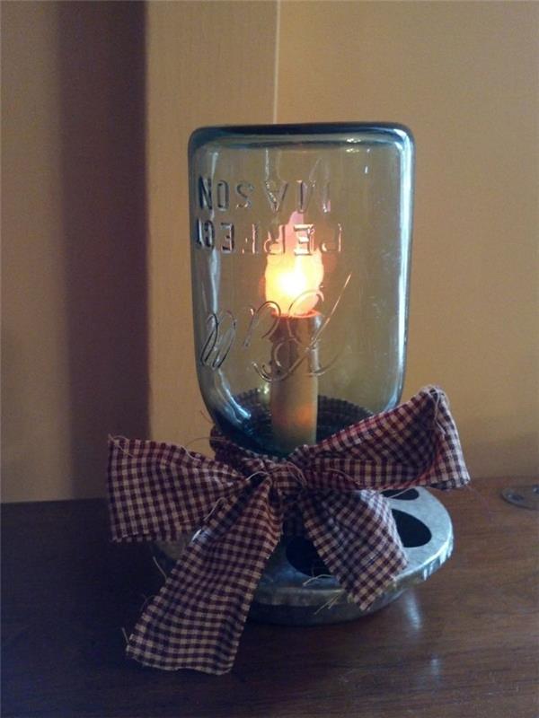 pramoninio ir vintažinio stiliaus „pasidaryk pats“ žvakių stalo lempa, papuošta juostele