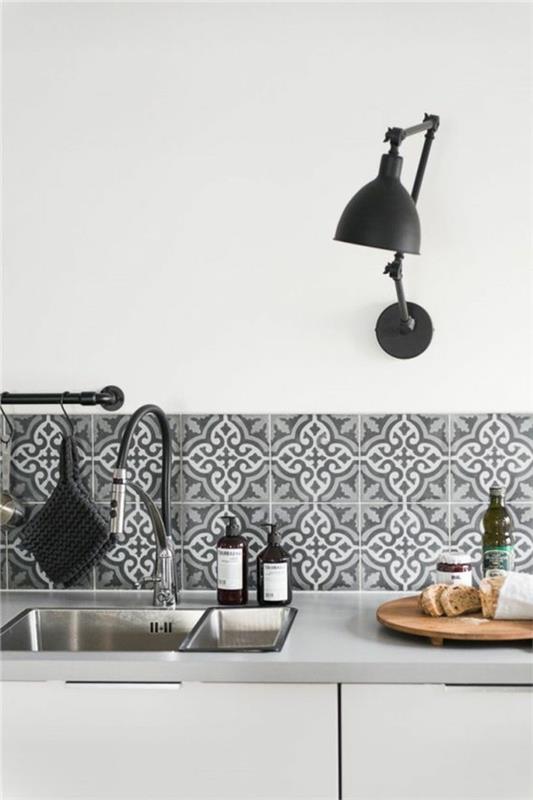 virtuvė-akcentas-lempa-virtuvė-dizainas-apšvietimas-balta-pilka