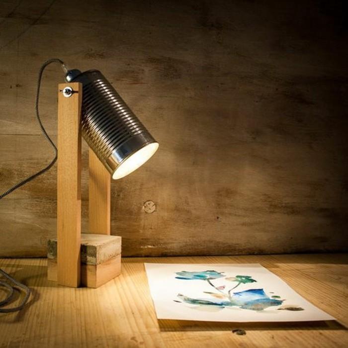 kendin yap bir lamba, geri dönüşüm tenekesi fikri, geri dönüştürülmüş teneke ve ahşaptan kendin yap lamba modeli