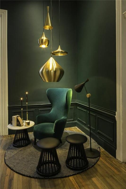 šviestuvas-aukso-apvalus kilimas-kėdė-tamsiai mėlynos-parketo-grindų-žalios-sienos-vidaus apšvietimas