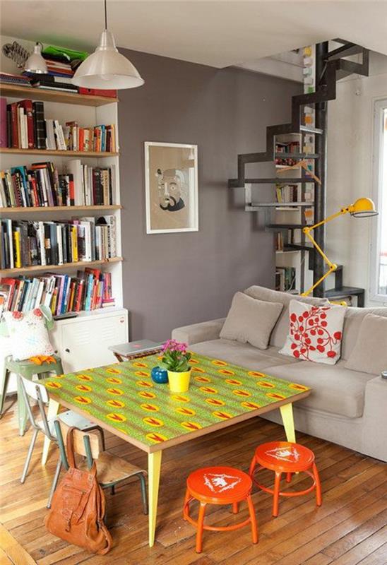 renkli-oturma odası-lamba-ve-çatı-merdiven