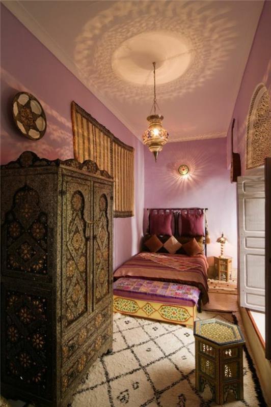 boemske preproge, etnično pohištvo, roza stene, viseča svetilka za luč, okrašena omara