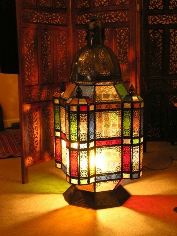 įvairiaspalvė-marokietiška lempa