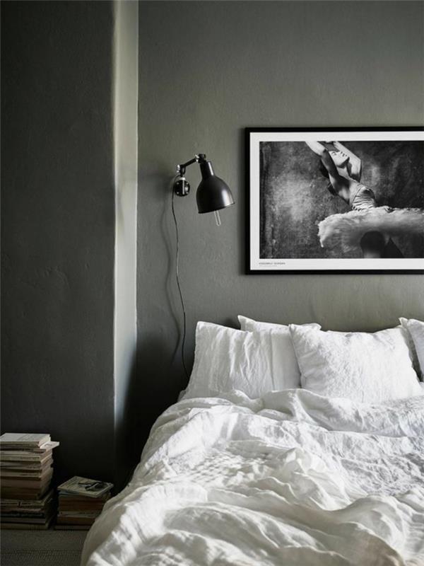 pilkas miegamojo dekoras, anglies pilka siena, juoda lempa, nespalvotas meno paveikslas