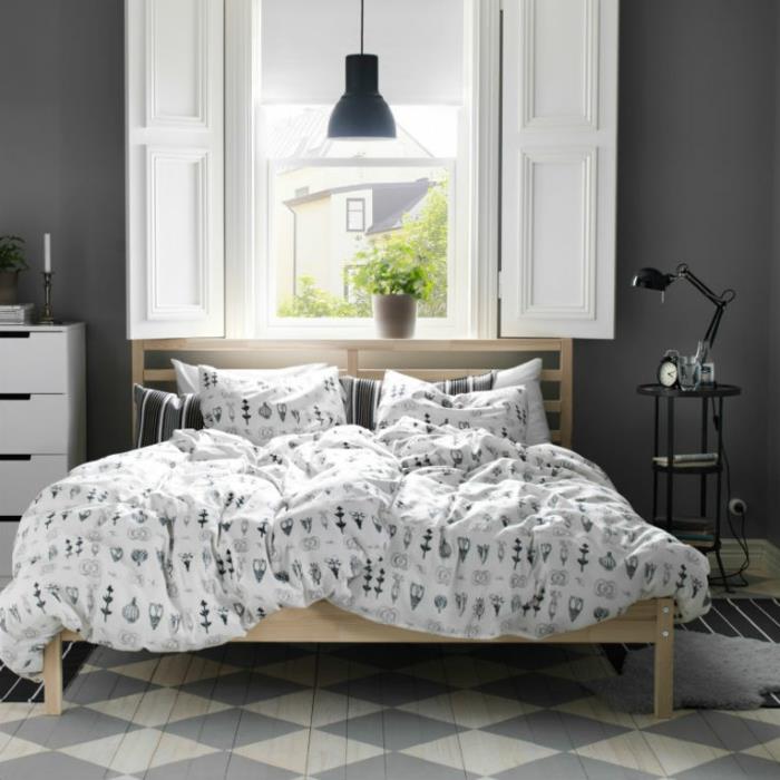 tla z geometrijskimi vzorci, posteljnina s nordijskimi vzorci, črna svetilka, okno z belimi polkni