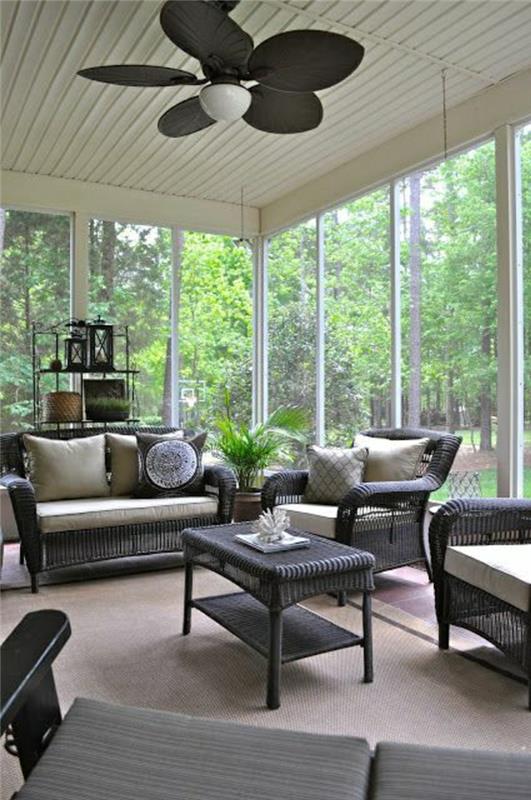 stropna svetilka-dizajn-ventilator-veranda-s-stenskimi okni-v-gozdu