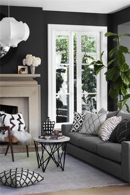 modern mobilyalar ve şömine ile döşenmiş büyük pencereli beyaz tavanlı ve karanlık duvarlı oturma odası