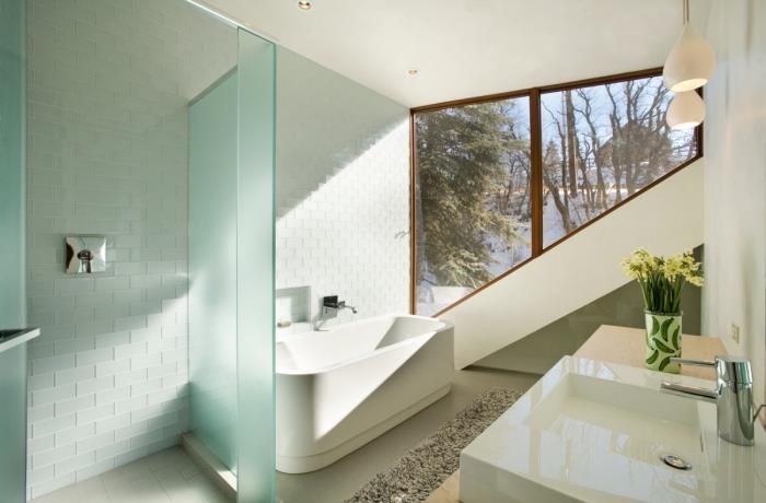kabartmalı banyo karoları, küvetli güzel banyo dekoru, hafif ahşap makyaj ünitesi örneği