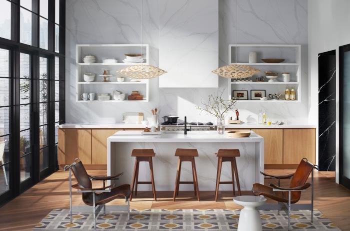 hangi mutfak backsplash seçilecek, mermer tasarımlı duvarlar ve ahşap mobilyalar ile davetkar bir mutfak örneği
