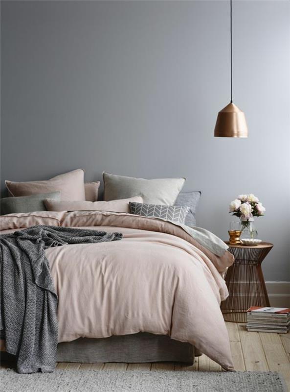 Skandinavsko pohištvo za spalnice, bakrena viseča svetilka, siva stenska barva, kovinski stolček
