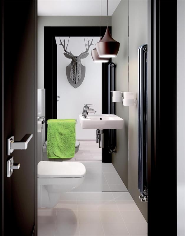 sodoben primer notranje opreme v majhni kopalnici s svetlo sivimi stenami in belimi talnimi ploščicami