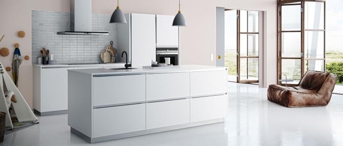 modern moda boya rengi, açık gri ve beyaz ekipmanlı pastel pembe duvarlı mutfak örneği