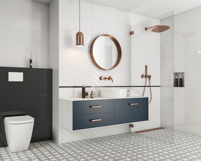 aynalı ve bakır lambalı banyo aksesuarları, beyaz ve siyah lake duvarlı modern tuvalet dekoru