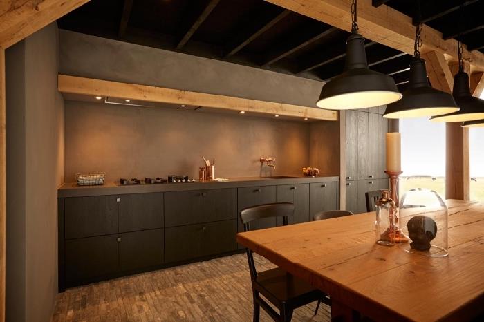 antrasit gri ve ahşap mutfak tasarımı, çimento efektli sıçrama ve pembe altın vurgulu uzun mutfak düzeni
