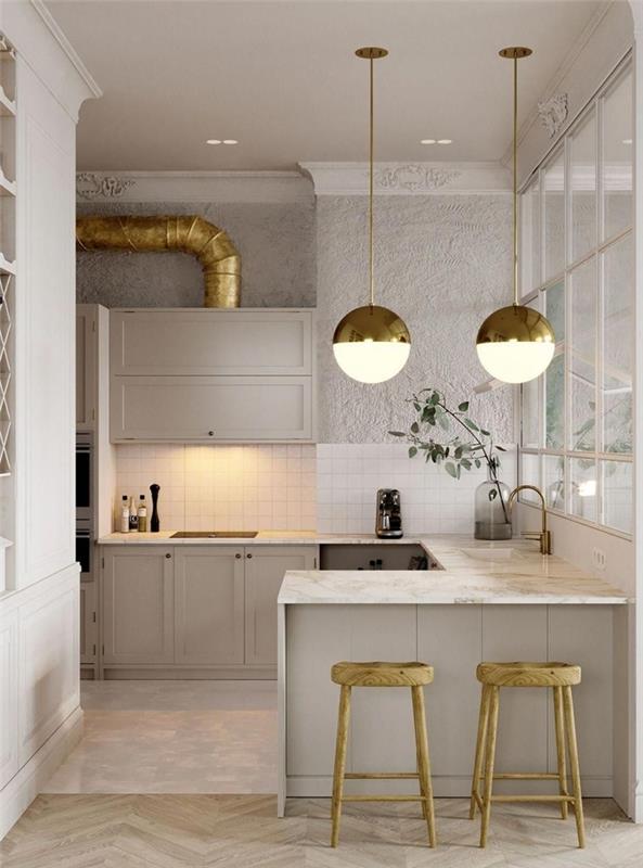 zlata viseča svetilka splashback majhna bela opremljena kuhinja marmorna delovna plošča kuhinjski otok v obliki črke u