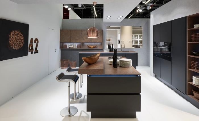 doğal taş ve metal aksanlı siyah beyaz mutfak örneği, adalı bir mutfakta çağdaş iç tasarım