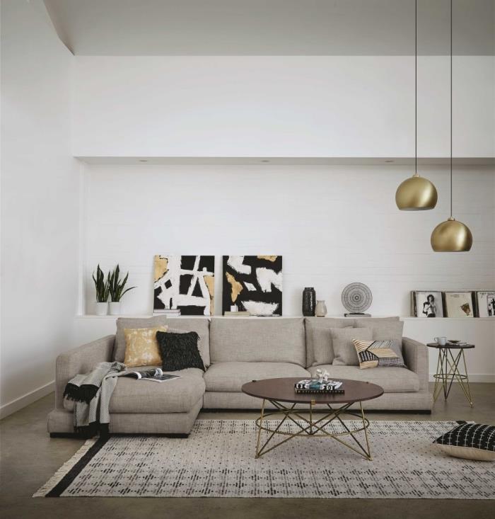 sodoben model dnevne sobe z belimi stenami, opremljenimi z kotnim kavčem in dodatki v zlati barvi in ​​etničnih vzorcih