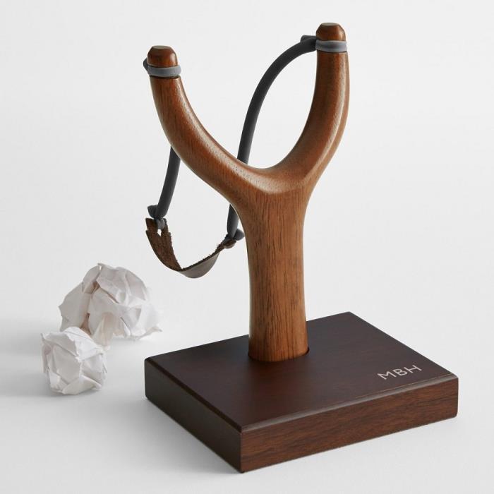 ideja za darilo za valentinovo za moške, leseni model praćk na stojalu iz temnega lesa za pisarno