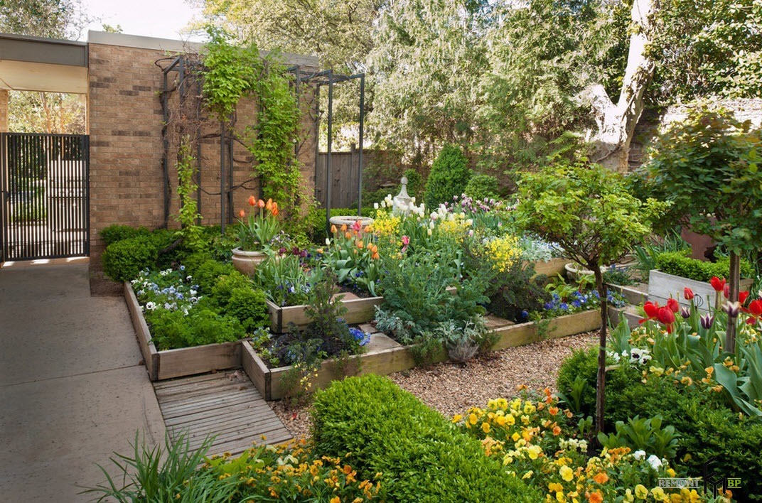 Giardino fiorito in campagna