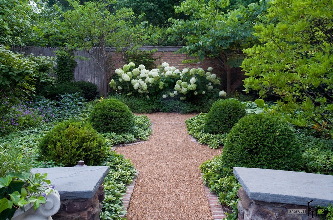 Giardino fiorito nel cortile di una casa di campagna