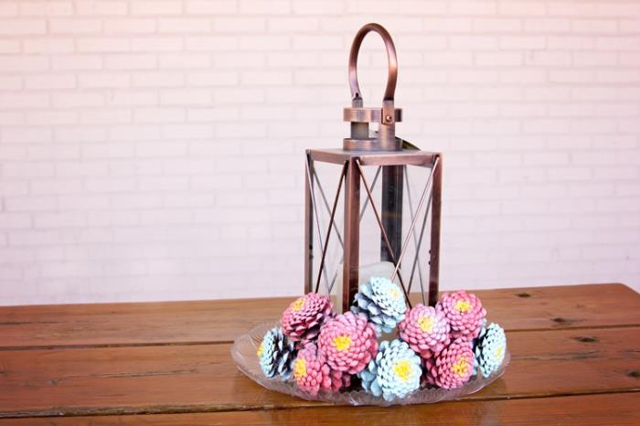 kolay DIY nesneleri ile şık dekor, renkli çam kozalakları boya, renkli çiçek tasarımlı çam kozalakları ile sepet