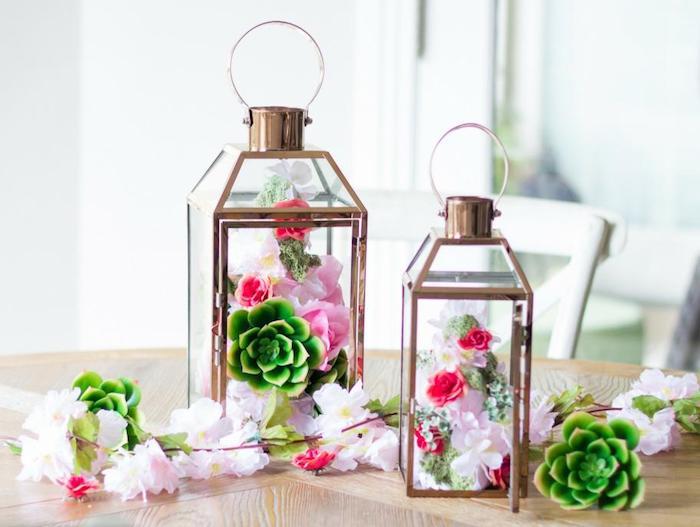 çiçeklerle dolu fenerlerde ev dekorasyonu fikri, bahar dekorasyonu yapmak için kolay ve hızlı manuel aktivite