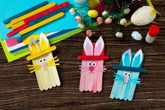 dondurma çubukları ve kağıt desenleri ile deco paskalya tavşanı basit ve yaratıcı anaokulu paskalya el kitabı etkinliği