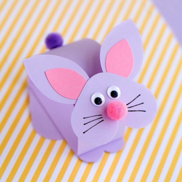 3d purpurinio popieriaus zuikio ir rožinio popieriaus ausys, rožinė pompominė nosis, vingiuotos akys ir nupiešti ūsai