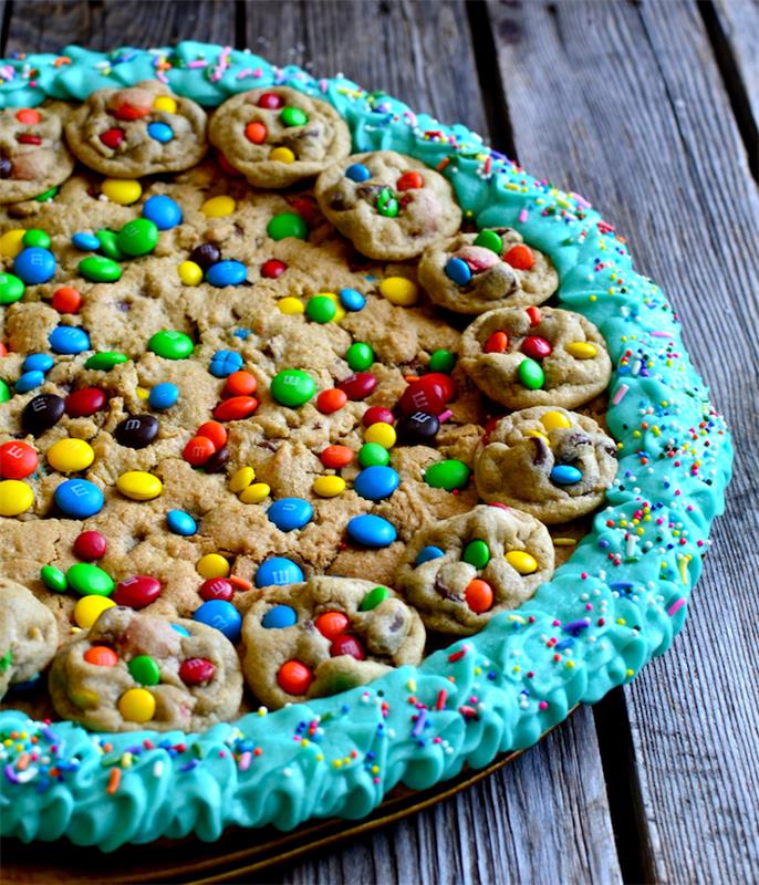 sausainių tešlos pyragas, su mažesniais sausainiais, su m ir ms, mėlynas apledėjimas aplink, kaip pasigaminti naminių sausainių, medinis stalas