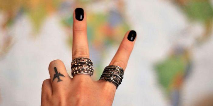 ročno izdelovanje znaka miru, majhno letalo, tetovaža z prstanom, tetovaže prstov za ženske, črni lak za nohte
