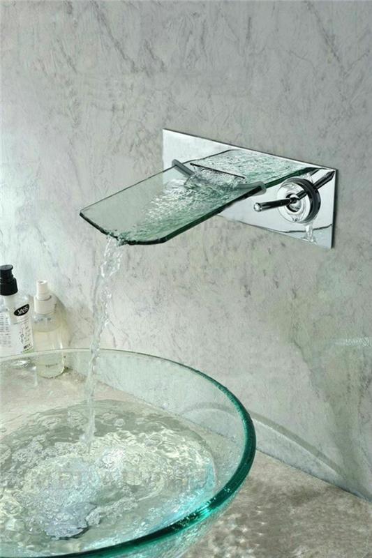 majhna kopalniška dekoracija, okrogel umivalnik iz prozornega stekla, umivalnik iz prozornega stekla, stene prekrite z marmorjem