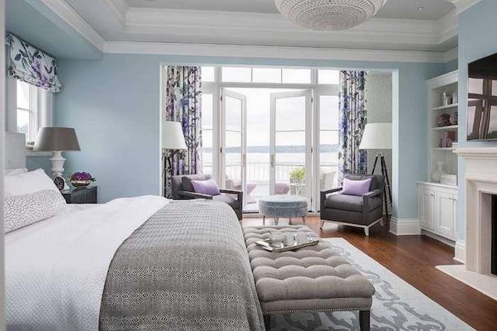 Miegamojo tapetų idėjos suaugusiems miegamajam dekoruoti harmoningą kambario apdailą šviesiai mėlynos sienos medinės grindys ir violetinės užuolaidos