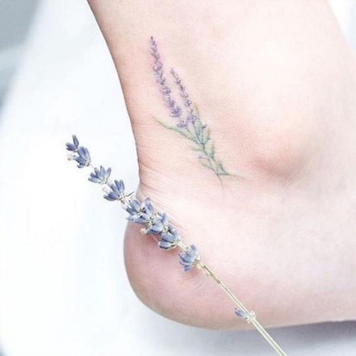 levandų kulkšnies tatuiruotė, mažos tatuiruotės, levandų žolė šalia moters pėdos, baltas fonas