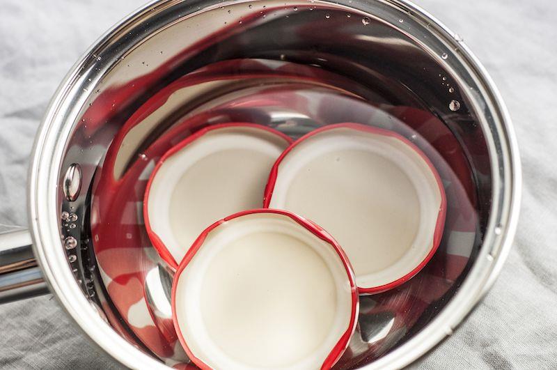 operite in sterilizirajte pokrove steklenih kozarcev za recept za marmelado
