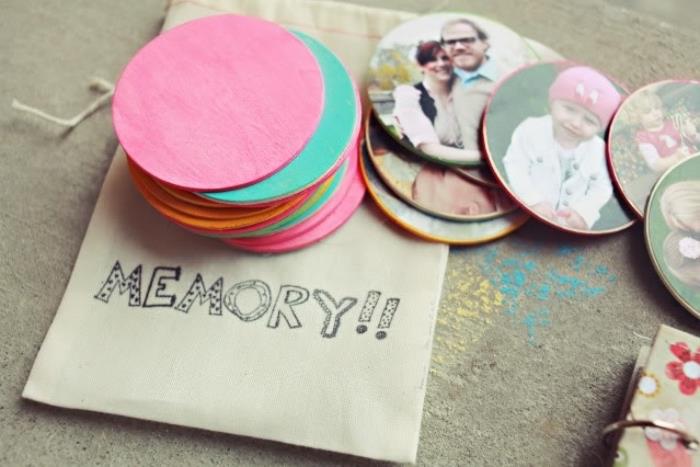 Un'idea per dei lavoretti per bambini facili con kartoncini colorati e fotografie in sacchettino regalo