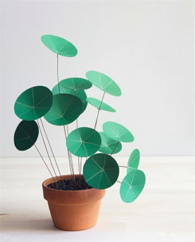 Un vazo di terracotta con una pianta dalla foglie verdi realizzata con della carta
