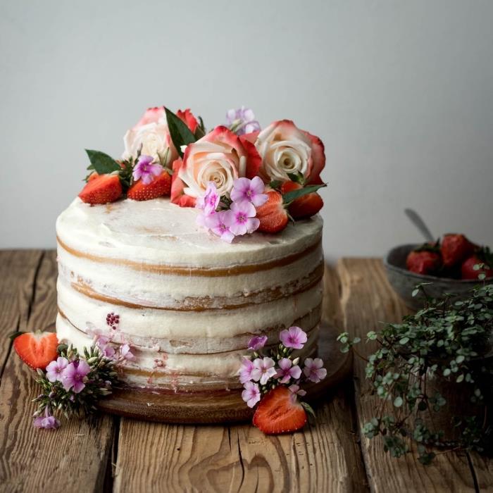 veganiškas vanilės ir raudonų uogų sluoksnio pyragas su daržovių sviesto kremo glajumi, gražus vanilinis pyragas kaimo stiliaus vakarėliui