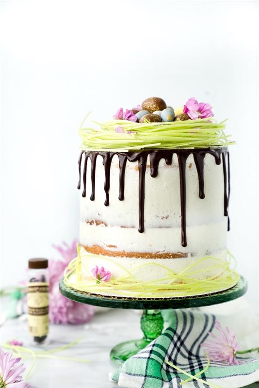 tekoča torta s čokoladno glazuro z okrasnimi užitnimi velikonočnimi zelišči in majhnimi čokoladnimi jajci