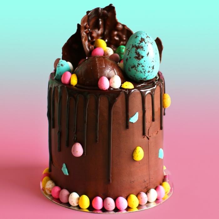 Kapljiva čokoladna torta s čokoladno masleno kremo s čokoladnimi velikonočnimi jajci, torta iz mlečne čokolade za velikonočno sladico