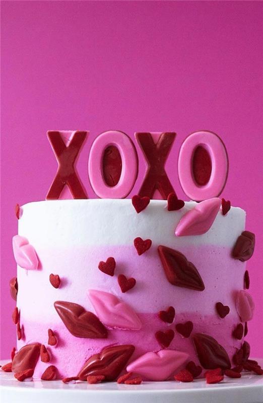 aşk partisi için romantik bir tasarıma sahip ev yapımı bir pasta örneği, evde romantik bir akşam yemeği tarifi için hangi tatlı