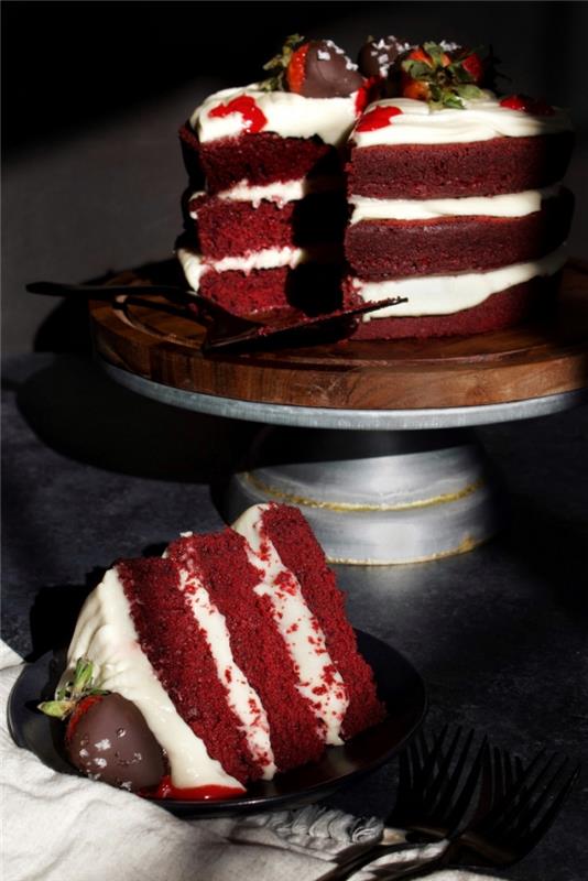 kaip padaryti raudoną aksominį pyragą, gimtadienio torto idėją raudonai ir baltai su šokolado braškių dekoravimu