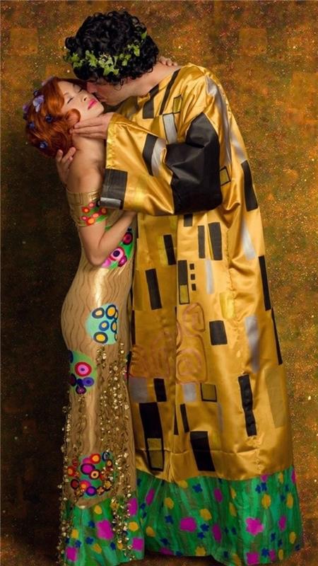 pora, užmaskuota Helovinui, Gustave'o Klimto bučinys, ilgos suknelės, atkartojančios originalų paveikslą
