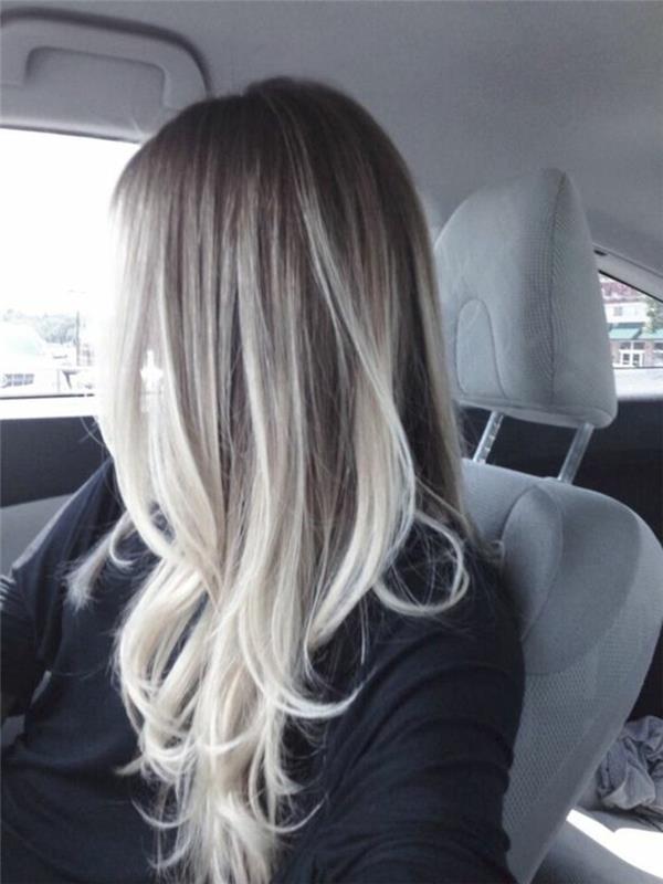 blond-bela-pometanje-pobarva-njene-dolge lase