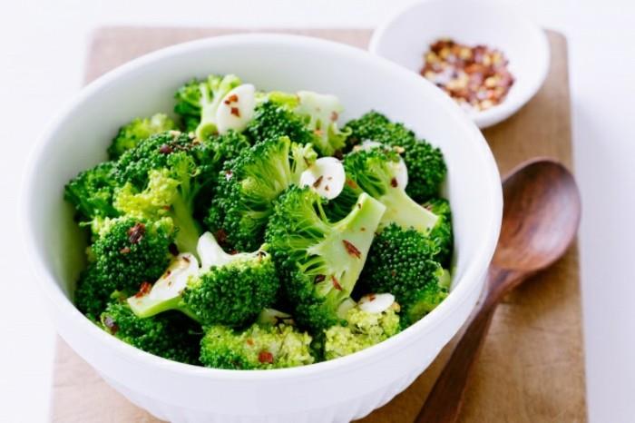 brokoli, taze brokoli salatası, demir açısından zengin besinler, demirden zengin diyetle vücuttaki demir miktarı nasıl artırılır