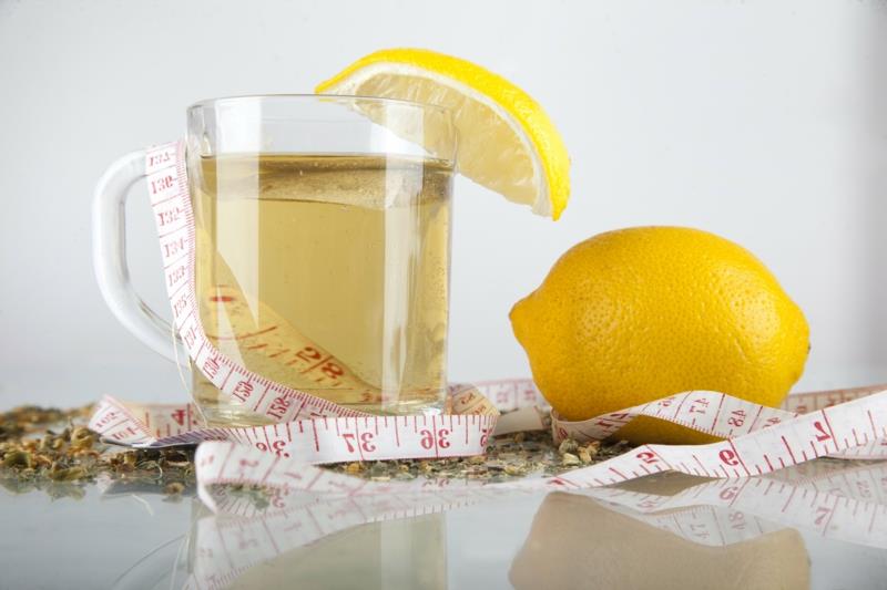 citrina padeda numesti svorio stikline vandens su citrinos griežinėliu ir metru