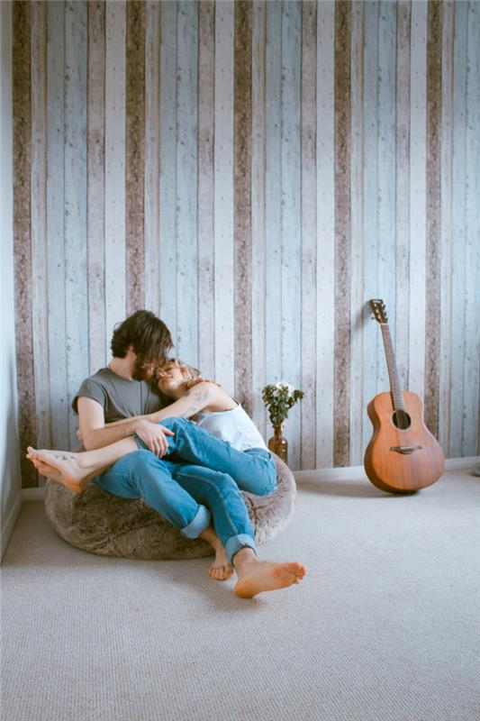 Evinde aşık çift, gitar ve çiçek vazosu, romantik fotoğraf, romantik çift kırmızı gül geleneği romantizm