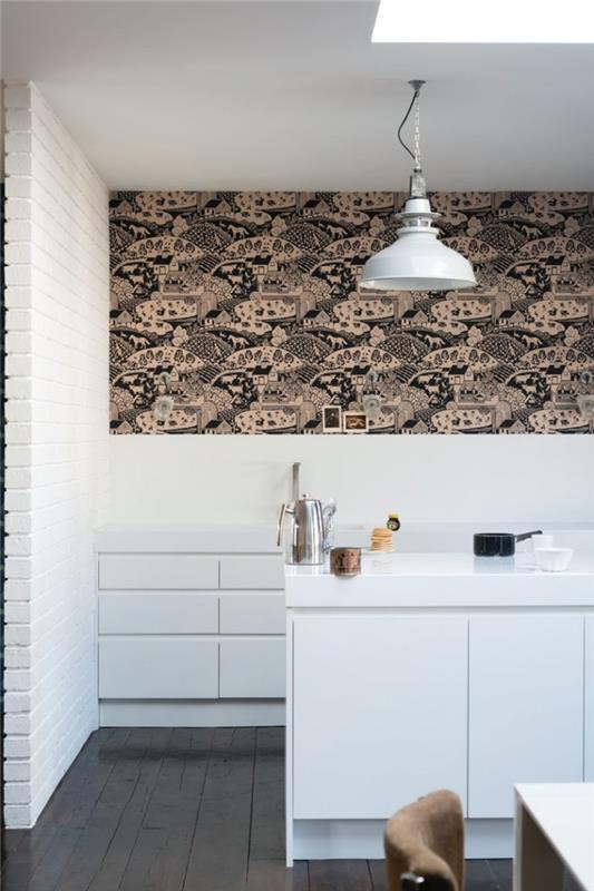 duvarın üst kısmına yerleştirilmiş bir manzara deseni ile modaya uygun dekoratif duvar kağıdı ile uyandırılan temiz ve minimalist bir tasarıma sahip beyaz mutfak