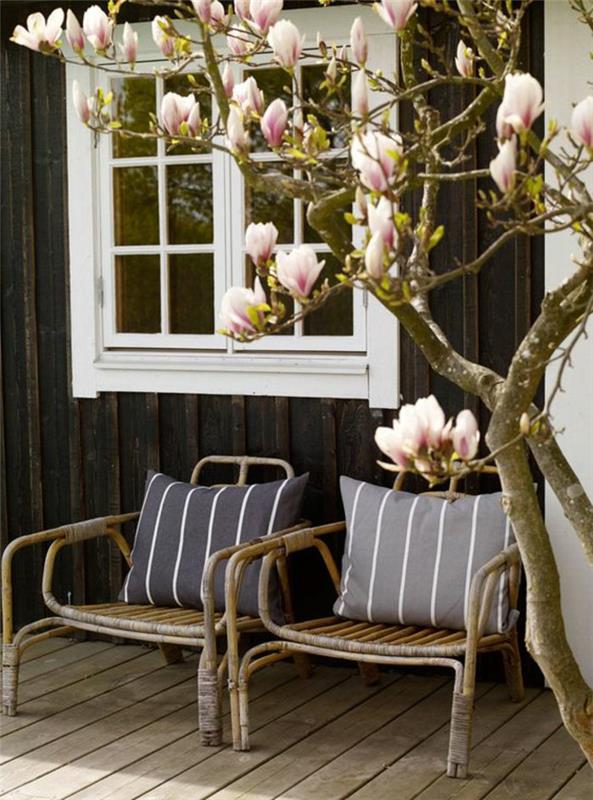 vaikiškas rotango fotelis-gerai įrengtas-prabangus-svetainė-rotango kėdė-veranda-su magnolija
